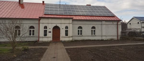 Budynek parafialny św. Stanisława BM w Wieczfni Kościelnej po zamontowaniu paneli fotowoltaicznych i termomodernizacji