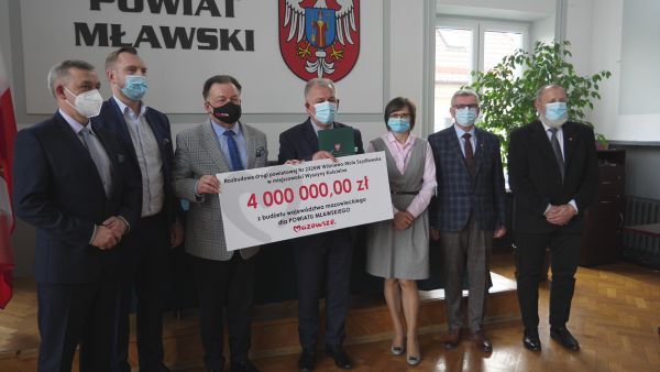 Przekazanie tablicy opiewającej na 4 mln