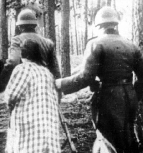 grupa Polaków prowadzona przez Niemców na rozstrzelanie w Palmirach, pomiędzy 1940 a 1943 r.