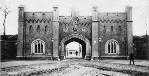 Brama Dębińska (Eichwald Thor) na pocztówce z ok. 1890 r., widok od wewnątrz,