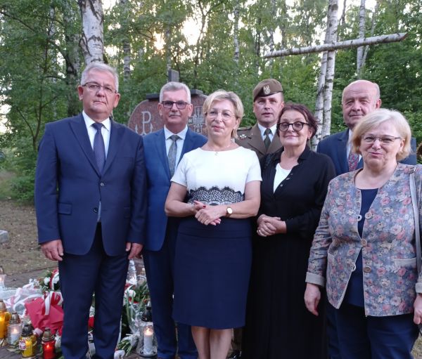Przed pomnikiem w Niedziałkach
