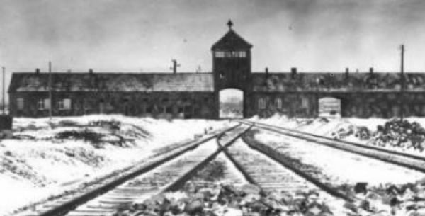 Brama w Birkenau, zwana „Bramą Śmierci”