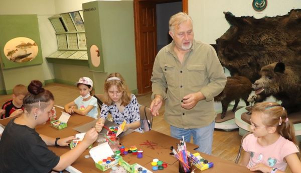 Warsztaty plastyczne „Abstract Art Day – zainspiruj się Pollockiem” w mławskim Muzeum