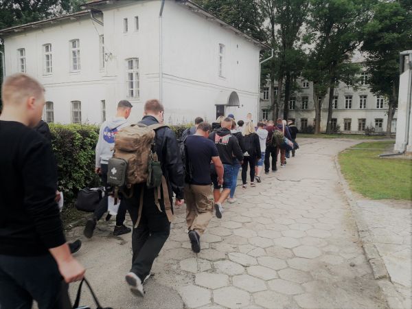 Ochotnicy w drodze do jednostki