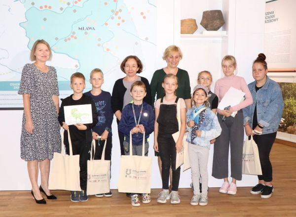 Uczestnicy zajęć w muzeum wraz z jego dyrekcją i pracownikami