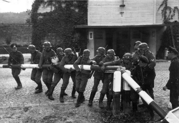1 września 1939 roku, Niemcy wkraczają do Polski (propagandowe zdjęcie pozowane)