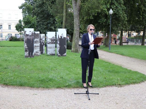 Dyrektor muzeum otwiera instalację przestrzenną „Wojna i pamięć”