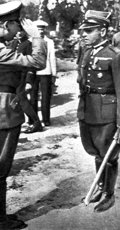 Dowódca ataku na Westerplatte, gen. Georg Friedrich Eberhardt (po lewej) przyjmuje kapitulację mjr. Henryka Sucharskiego