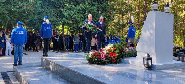 Starosta Mławski Jerzy Rakowski i Przewodniczący Rady Powiatu Jan Łukasik składają kwiaty pod pomnikiem w Białutach