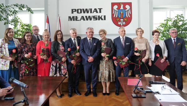 Starosta Mławski Jerzy Rakowski i Przewodniczący Rady Powiatu Jan Łukasik wraz z nagrodzonymi nauczycielami