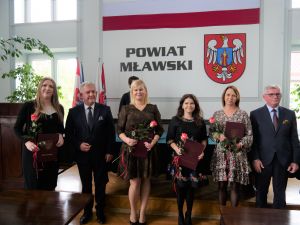 Starosta Mławski Jerzy Rakowski i Przewodniczący Rady powiatu Mławskiego z awansowanymi nauczycielami