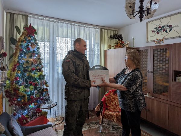 Terytorials wręcza paczkę seniorce