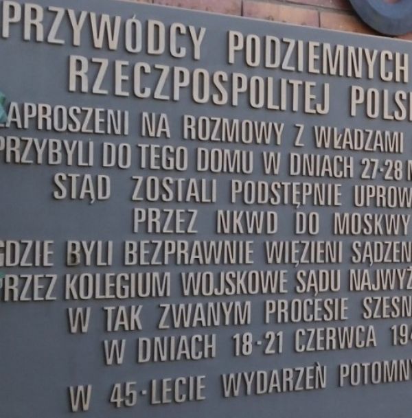 Tablica pamiątkowa przed willą, z której zostali uprowadzeni przywódcy podziemnych władz Rzeczypospolitej Polskiej