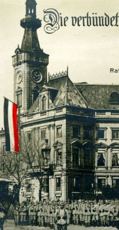 Wojska niemieckie przed warszawskim ratuszem latem 1915 r