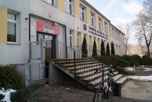 Platforma dla osób z niepełnosprawnością ruchową zamontowana w Zespole Szkół Nr 3 im. Marszałka Piłsudskiego w Mławie