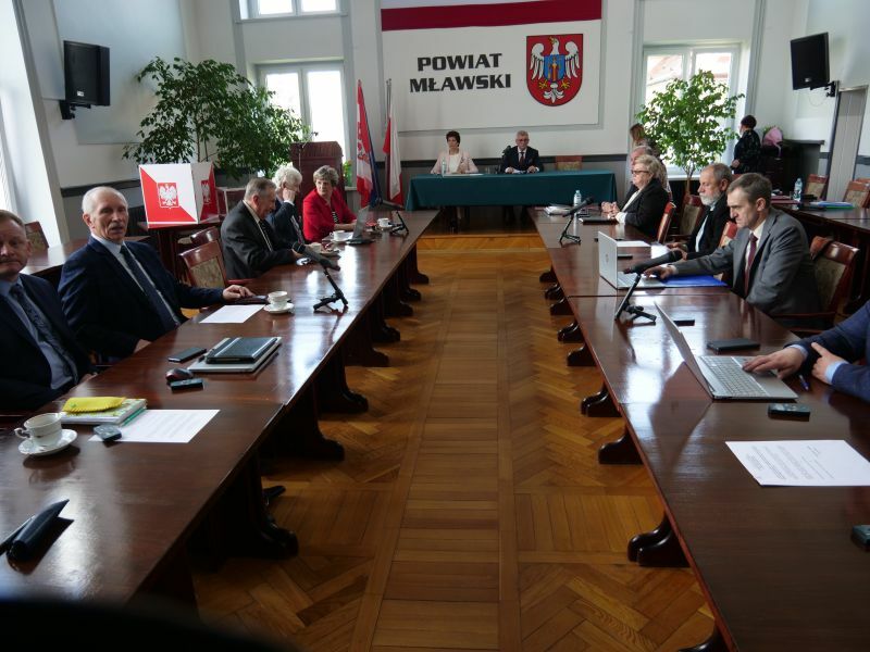 Członkowie Rady Powiatu Mławskiego zebrani na sali konferencyjnej