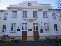 Remont elewacji z orynnowaniem, odnowienie drzwi w zabytkowym budynku I Liceum Ogólnokształcącego w Mławie  (2)