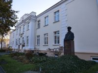 Remont elewacji z orynnowaniem, odnowienie drzwi w zabytkowym budynku I Liceum Ogólnokształcącego w Mławie  (3)