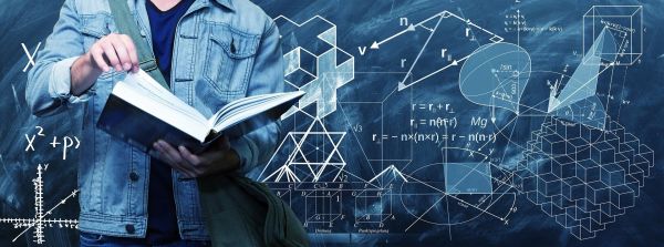 Wykładowca a za plecami tablica z wzorami matematycznymi