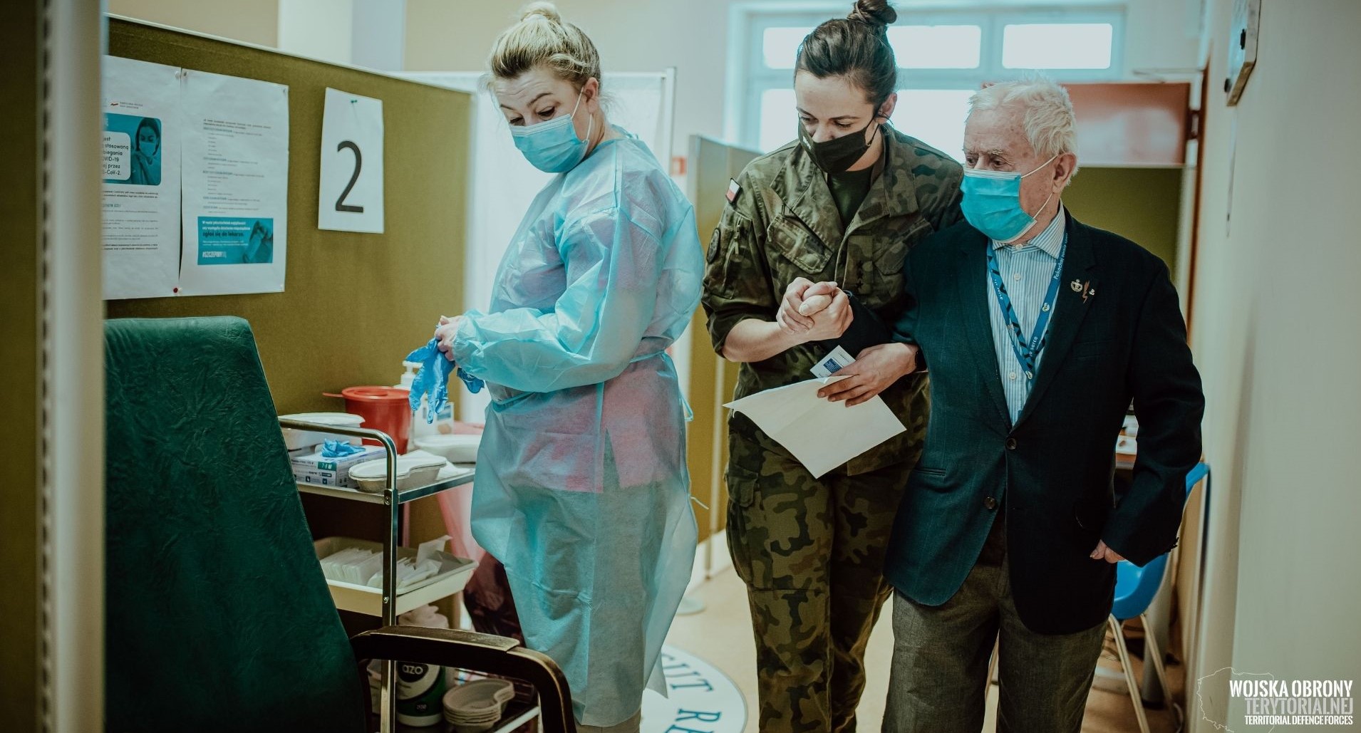 Jesteś seniorem i chcesz się zaszczepić, a nie wiesz gdzie się zgłosić ? Zadzwoń na infolinię wsparcia seniorów.