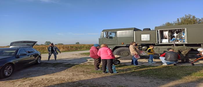 Żołnierze 5 Mazowieckiej Brygady Obrony Terytorialnej dostarczają wodę