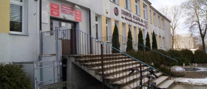 Platforma dla osób z niepełnosprawnością ruchową zamontowana w Zespole Szkół Nr 3 im. Marszałka Piłsudskiego w Mławie