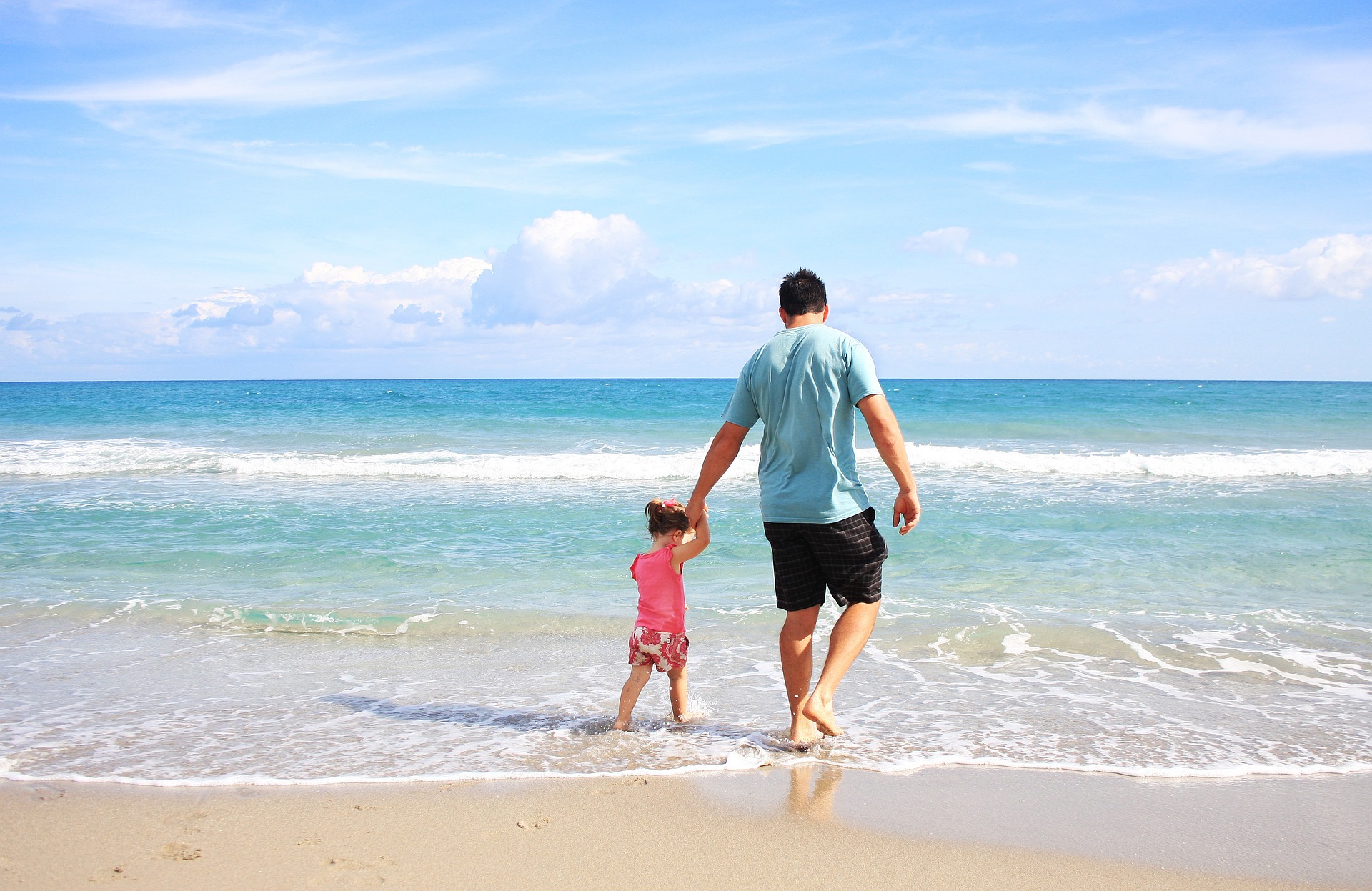 Dzień Ojca - Ojciec z dzieckiem na plaży