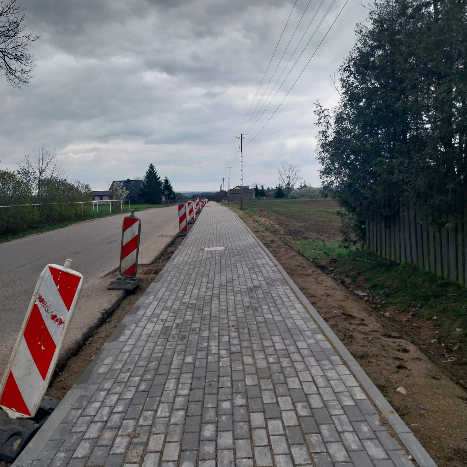 Budowa chodnika w miejscowości Windyki na ukończeniu