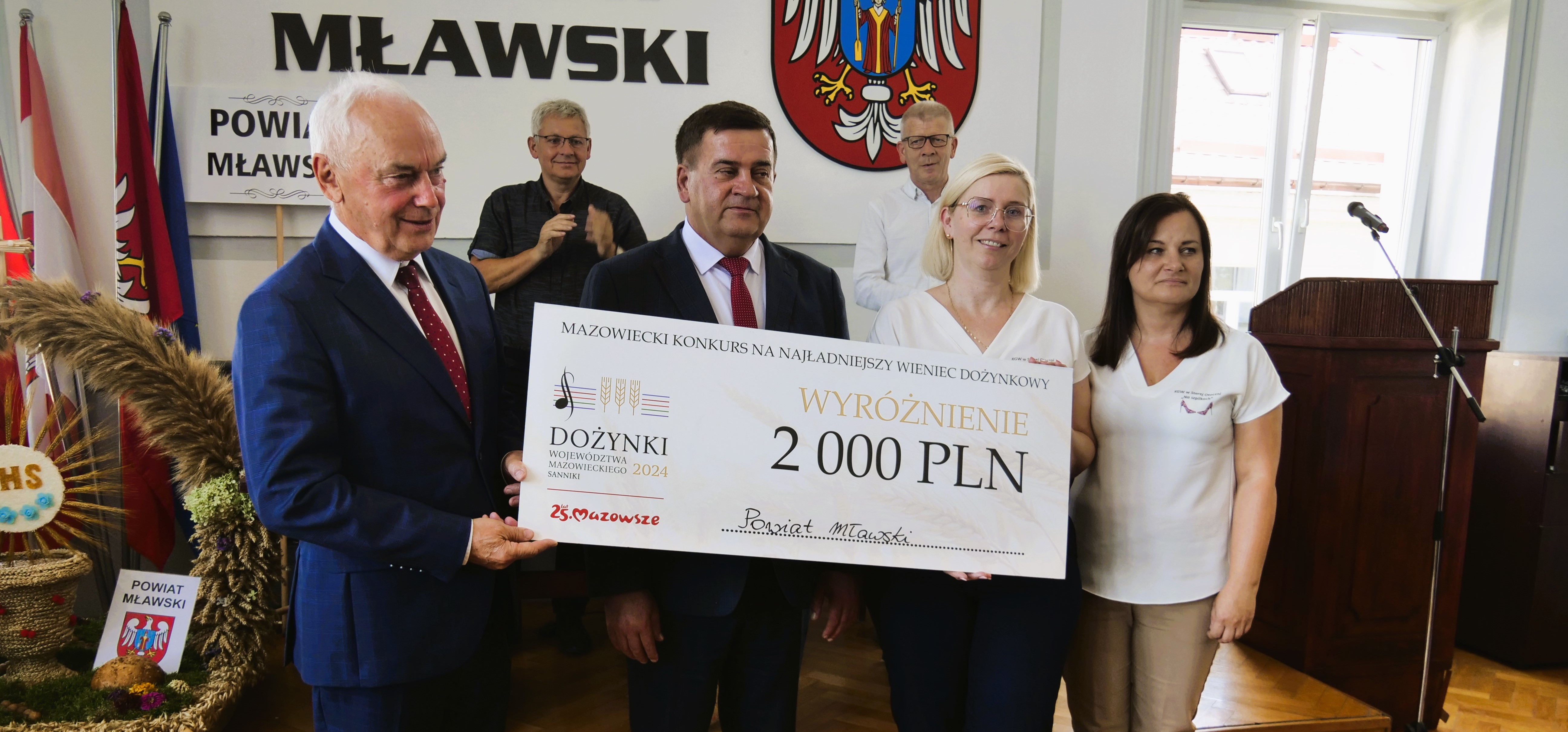 Podziękowania dla KGW „Na Szpilkach” i podzielenie się dożynkowym chlebem