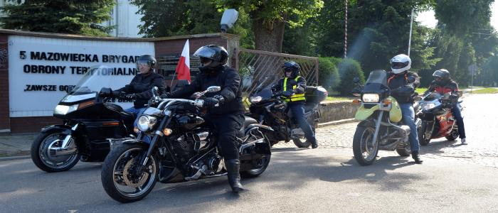 Święto 5 Mazowieckiej Brygady Obrony Terytorialnej z motocyklami w tle
